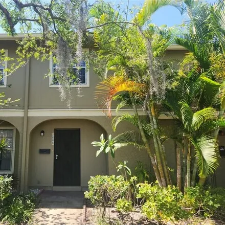 Buy this 3 bed townhouse on 7609 Woodbridge Boulevard in Town 'n' Country, Hillsborough County