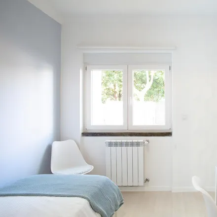 Rent this 5 bed room on Junta de Freguesia de Carcavelos in Rua Fonte da Aldeia, 2775-688 Carcavelos e Parede