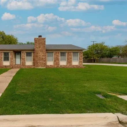 Buy this 3 bed house on 611 Prairieview Drive in Mansfield, TX 76063