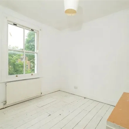 Rent this 3 bed apartment on Rosslyn Road in London, IG11 9XN