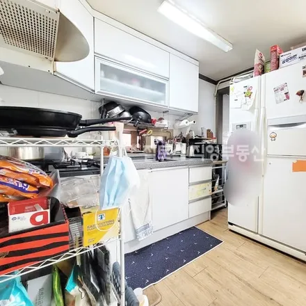 Rent this 2 bed apartment on 서울특별시 송파구 삼전동 67-22