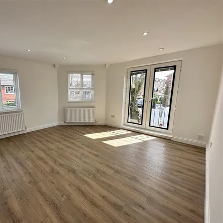 Image 3 - Clarence Road, Altrincham, WA15 8SF, United Kingdom - Apartment for rent