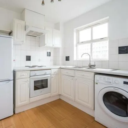 Image 4 - Cleveland Grove, London, E1 4XG, United Kingdom - Apartment for sale