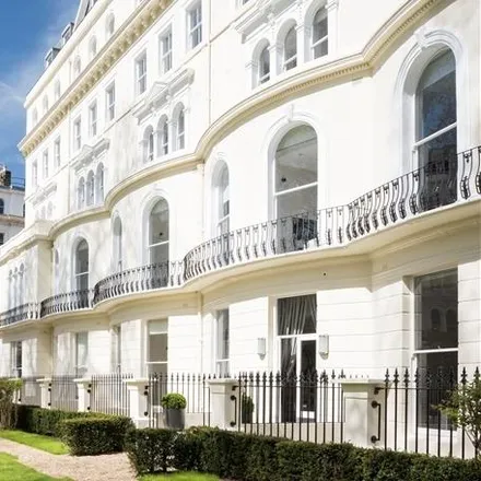 Rent this 3 bed apartment on Garden House in 86-92 Kensington Gardens Square, London