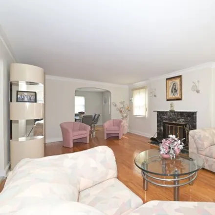 Image 6 - 217-39 Peck Avenue, New York, NY 11427, USA - House for sale