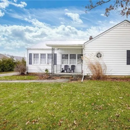 Buy this 3 bed house on 637 Summit Street in Fostoria, OH 44830