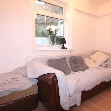 Rent this 4 bed apartment on 170 Portway in London, E15 3QW