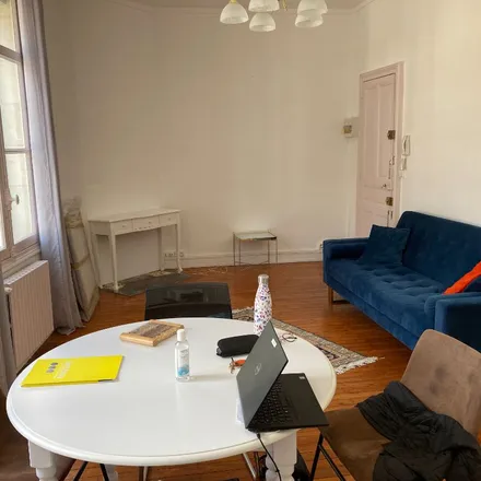 Rent this 2 bed apartment on 11 Rue Pocquet de Livonnières in 49051 Angers, France