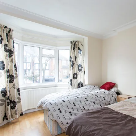 Image 1 - Gibbon Road, London, W3 7AE, United Kingdom - Room for rent