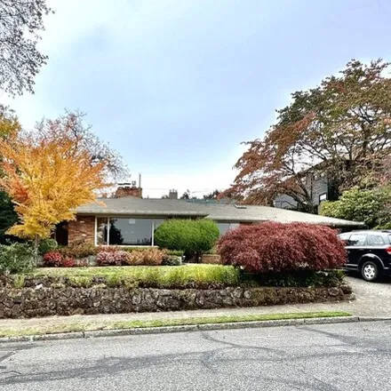 Buy this 6 bed house on 4303 Southeast Henderson Street in Portland, OR 97206