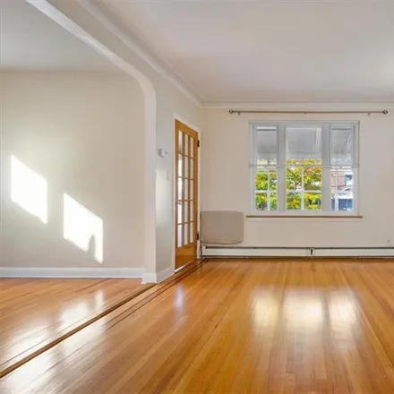 Image 3 - 2426 Woodhull Avenue, New York, NY 10469, USA - Townhouse for sale
