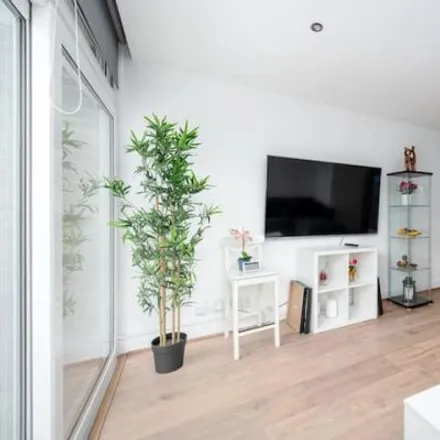 Image 2 - Pinewood Court, Clarence Avenue, London, SW4 8LA, United Kingdom - Apartment for rent