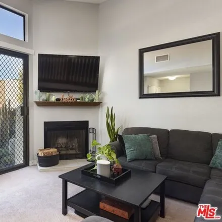 Image 4 - Alley 80616, Los Angeles, CA 91335, USA - House for sale