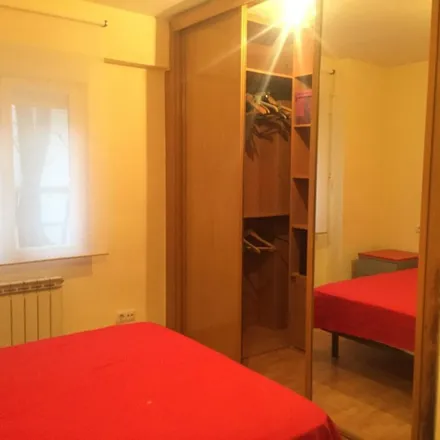 Rent this 5 bed room on Madrid in Calle de La del Manojo de Rosas, 118