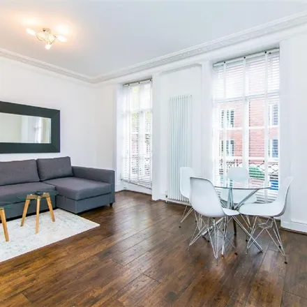 Rent this 5 bed townhouse on Sandwich House in Sandwich Street, London