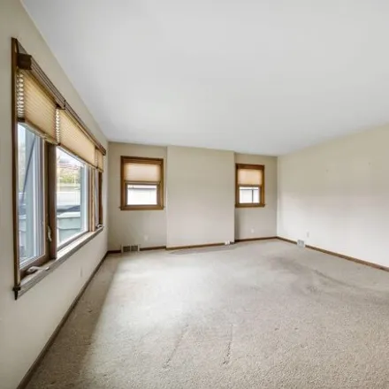 Image 2 - 1536 West Maplewood Court, Milwaukee, WI 53221, USA - House for sale