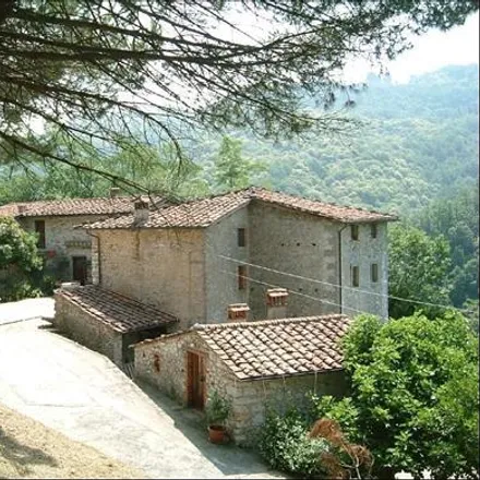 Buy this 6 bed house on negozio alimentari in Via Quattro Novembre, 55064 Villabuona LU