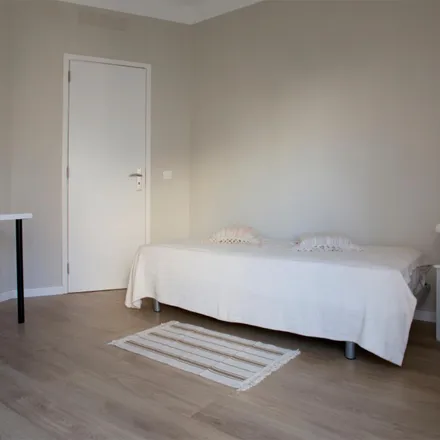 Rent this 5 bed room on R Cidade Horta 15 (Pontinha);R Cidade Horta 15 in Rua Cidade da Horta, Pontinha