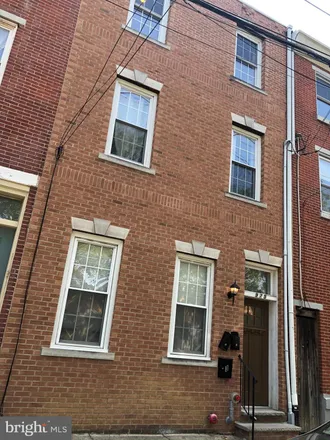 Rent this 2 bed townhouse on The City School: Poplar Campus in North 6th Street, Philadelphia
