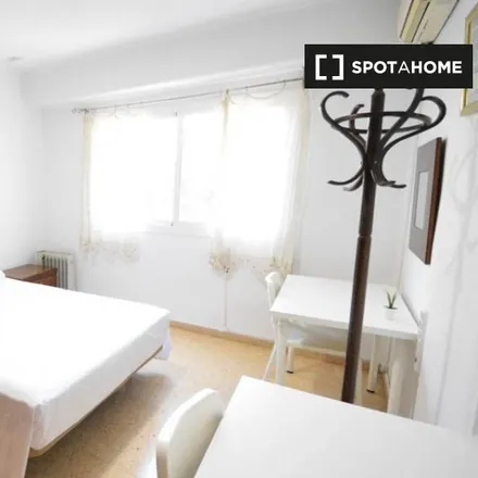 Rent this 5 bed room on Kutxabank in Plaça d'Hondures, 46022 Valencia