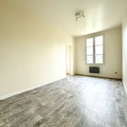 Rent this 4 bed apartment on 21 Place de l'Hôtel de Ville in 60350 Pierrefonds, France