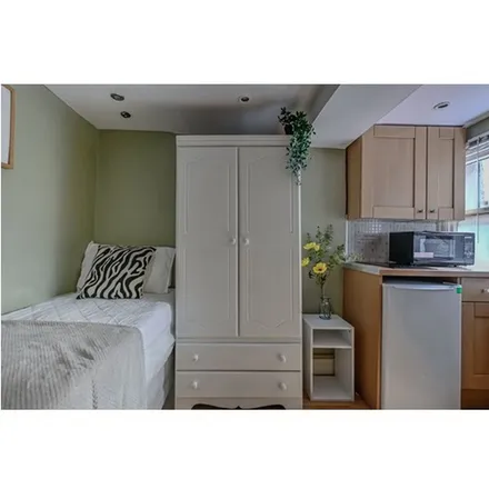 Image 1 - Castletown Road, London, W14 9EX, United Kingdom - Apartment for rent