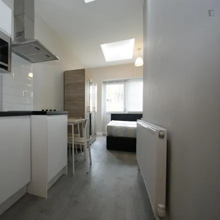 Image 2 - Sunningdale Avenue, London, W3 7NS, United Kingdom - Apartment for rent