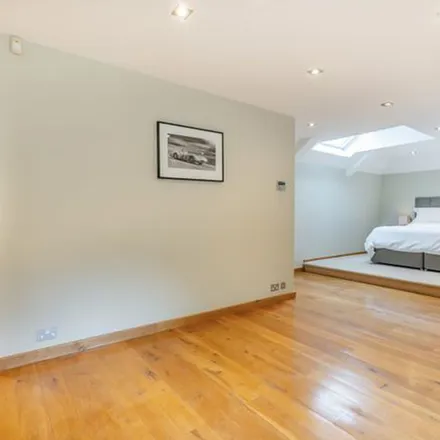 Rent this 6 bed apartment on Park Street Lane in How Wood, AL2 2BB