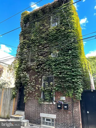 Rent this 2 bed townhouse on Spooky Garden in North Leithgow Street, Philadelphia