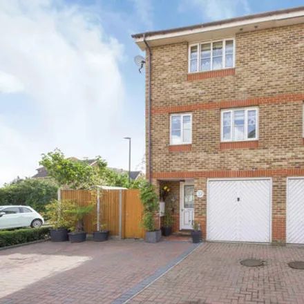 Rent this 4 bed townhouse on Sunningdale Close in London, SE28 8QR
