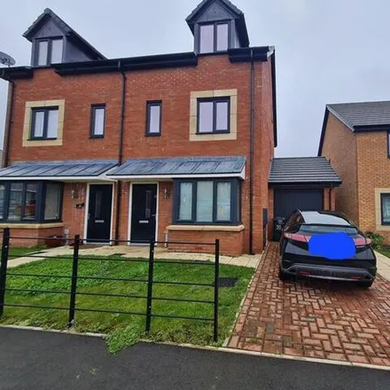 Rent this 3 bed duplex on Centurion Road in Hawkesley, B38 9FH