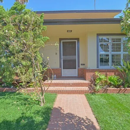 Rent this 3 bed townhouse on Simonson Mercedes-Benz annex in 17th Court, Santa Monica