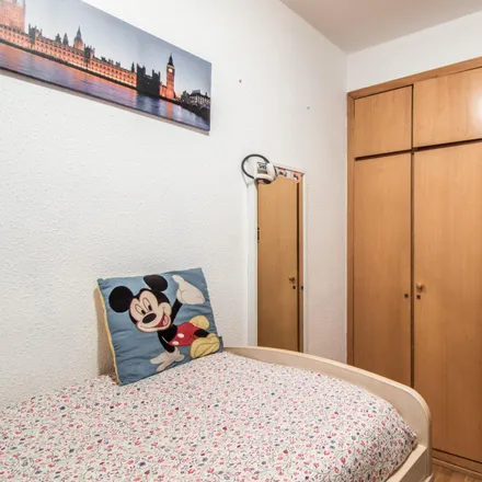 Rent this 3 bed room on Carrer d'Entença in 186-188, 08029 Barcelona
