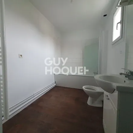 Rent this 4 bed apartment on 48 Avenue Étienne Dailly in 77140 Nemours, France