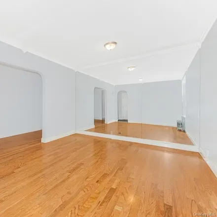 Image 2 - 2199 Holland Avenue, New York, NY 10462, USA - Condo for sale