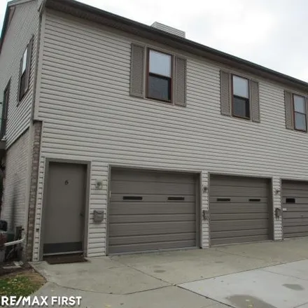 Image 2 - 35142 North Bay Circle, Harrison Township, MI 48045, USA - Townhouse for sale
