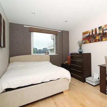 Image 7 - Waterfront House, 20 Lombard Road, London, SW11 3RJ, United Kingdom - Apartment for rent