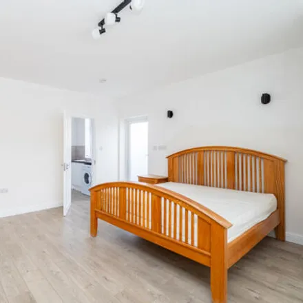 Rent this 1 bed room on Hail & Ride Holland Avenue in Holland Avenue, London