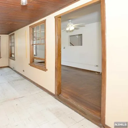 Image 4 - 30 8th Street, West View, Ridgefield Park, NJ 07660, USA - House for sale