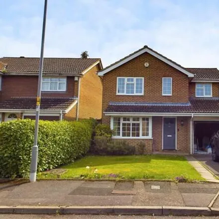 Rent this 4 bed house on Oaklands Close in London, KT9 1NT
