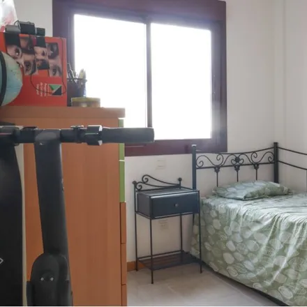 Rent this 2 bed room on Instituto de Educación Secundaria Juan de la Cierva in Calle de la Caoba, 1