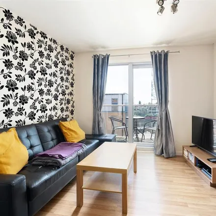Image 3 - Jubilee Court, Queen Mary Avenue, London, E18 2FN, United Kingdom - Apartment for rent