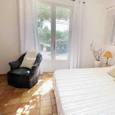 Rent this 4 bed house on 84220 Roussillon