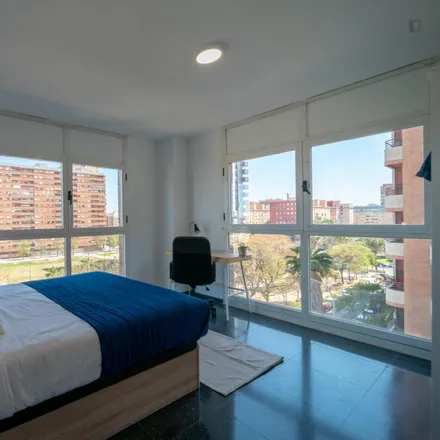 Rent this 6 bed room on Carrer del Serpis in 68, 46022 Valencia