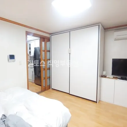 Rent this studio apartment on 서울특별시 송파구 석촌동 228-11