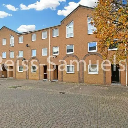 Rent this 5 bed townhouse on Mercury Court in Homer Drive, London