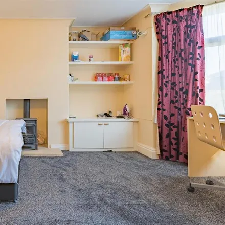 Rent this 6 bed duplex on 17 Drummond Avenue in Leeds, LS16 5JZ