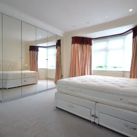 Rent this 6 bed duplex on Creswick Road in London, W3 9JP