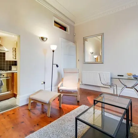 Rent this studio apartment on 25d Frognal in London, NW3 6AL