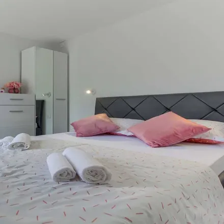 Rent this 2 bed house on 21403 Općina Sutivan